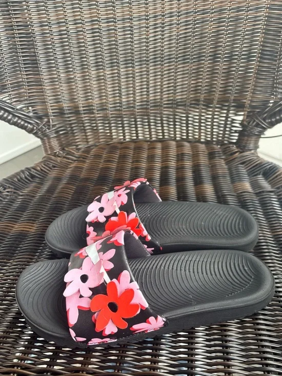 Nike Kawa Slide SE sandals Girls Size 2Y Floral Black
