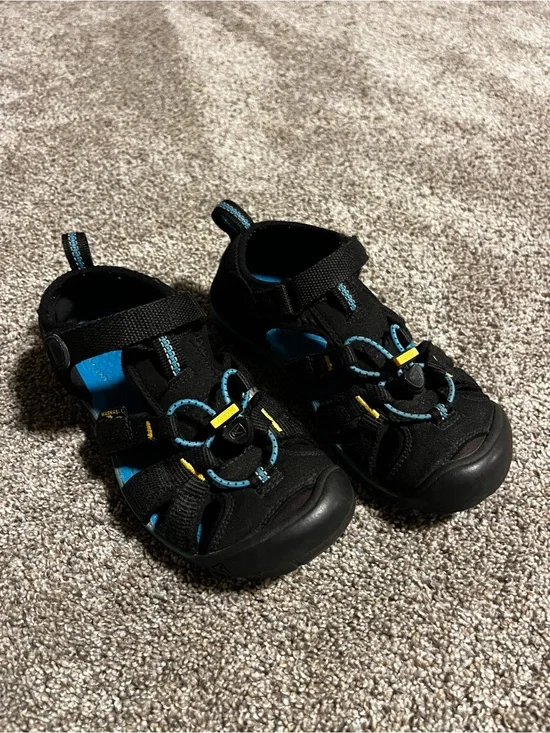 Keen j1 black sandals