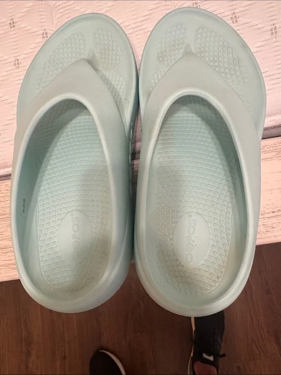 OOFOS Women's Sandals in Light Mint