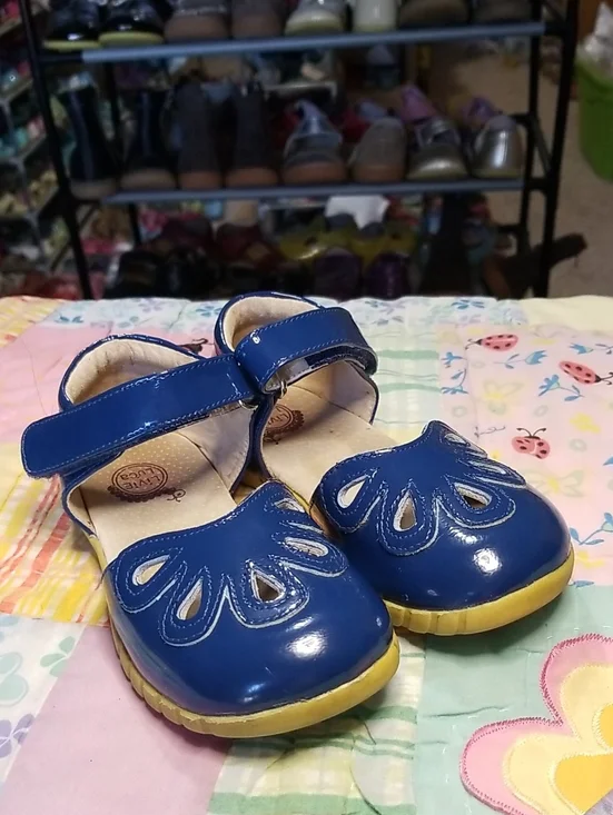 Livie & Luca Blue Patent Leather Petals Mary Janes Size 10 On Wavy Soles