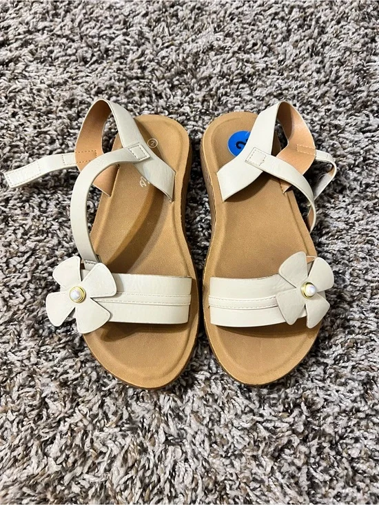 Girl’s white flower sandals. Size 2