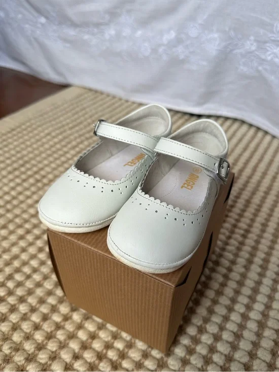 L’amour Scarlett Scalloped Mary Jane size 6 (Toddler) in white