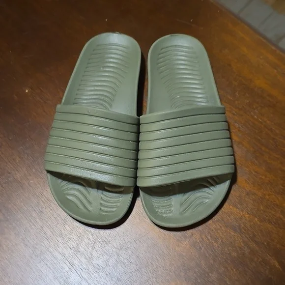 Kids Green Slid on shoes Size‎ 13/1