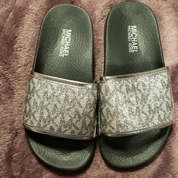 Kids slid on‎ shoes