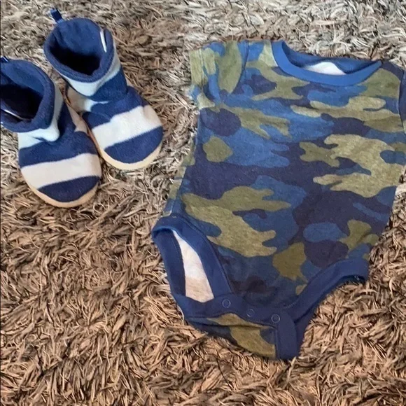 Old Navy bundle 3-6 months slippers & onsie.