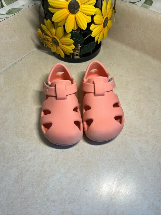 Ten Little Kids Pink Coral Closed-Toe Sandals size 8