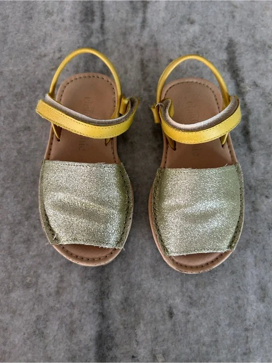 Children’s Chic Lilly Yellow Shimmer Sandals Size 28 11US