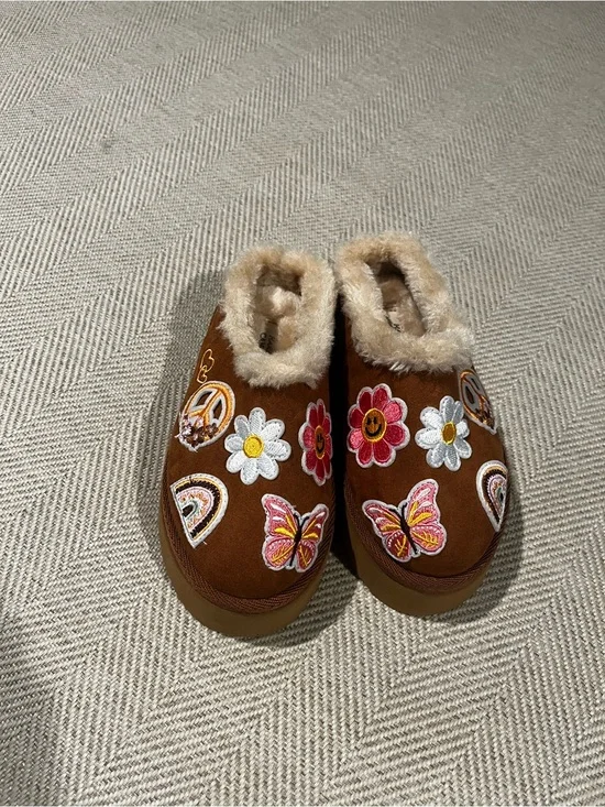 Harper Canyon Brown Kids Slippers with Floral & Butterfly Patches