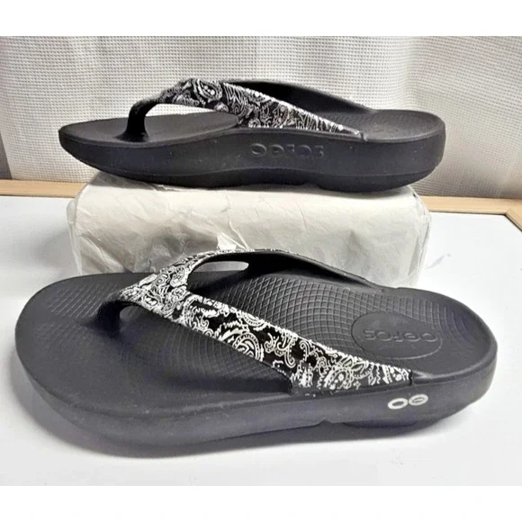 OOFOS OOLala flip‎ flop Limited Bandana Paisley woman sandal black Sz US 6/EU37