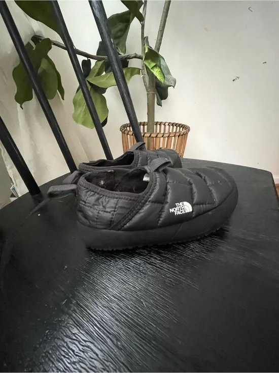 The North Face Quilted Slip-On Insulated Shoes in Black