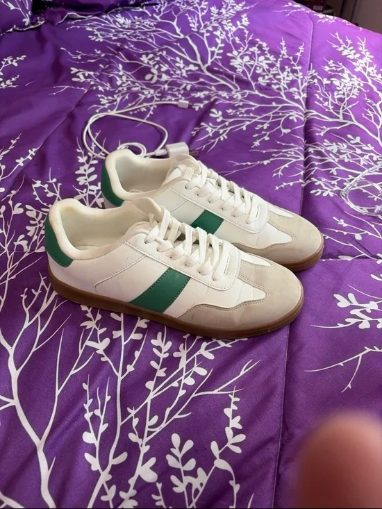 White Sneakers with Green Stripe and Gum Sole American Eagle brand new size 9