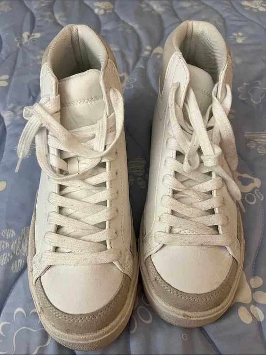 No Boundaries White High-Top Sneakers with Beige Suede Trim