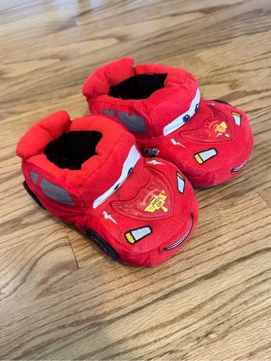 Lightening McQueen Slippers size 11/12 Kids