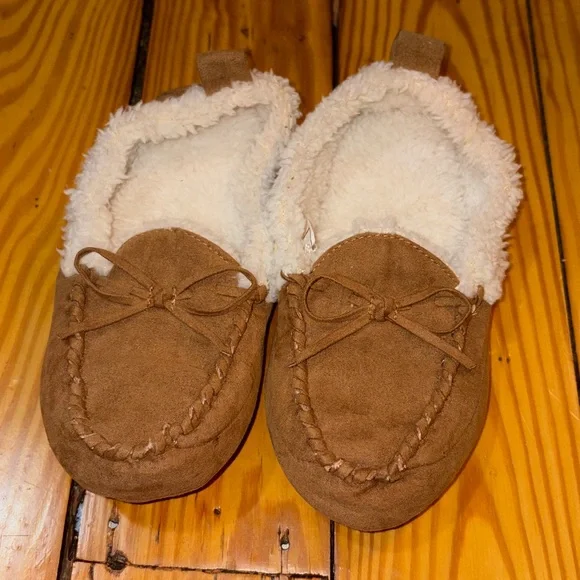 Gap Kid’s Tan Slippers Size 12/13