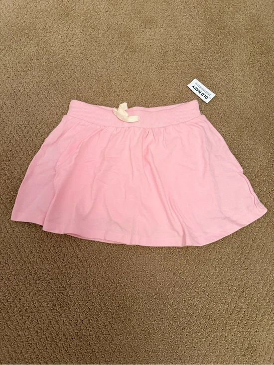 NWT. Old Navy girls skirt. Size medium (8)