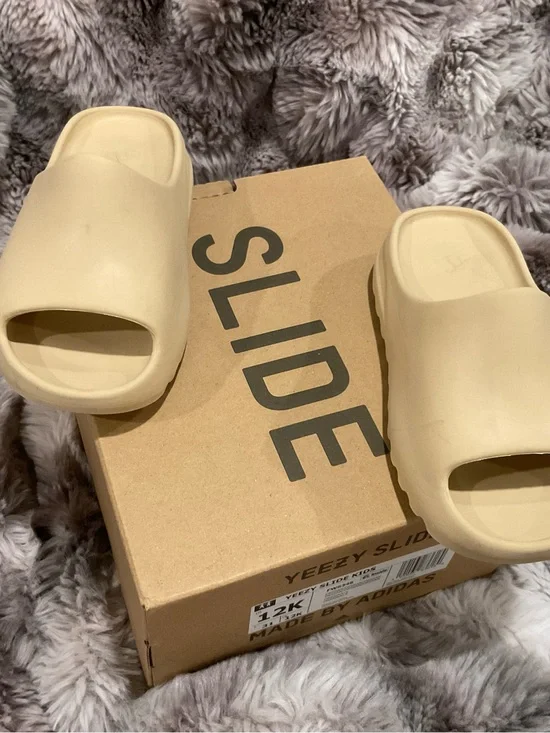 Yeezy Slide Kids Sandals in Light Tan