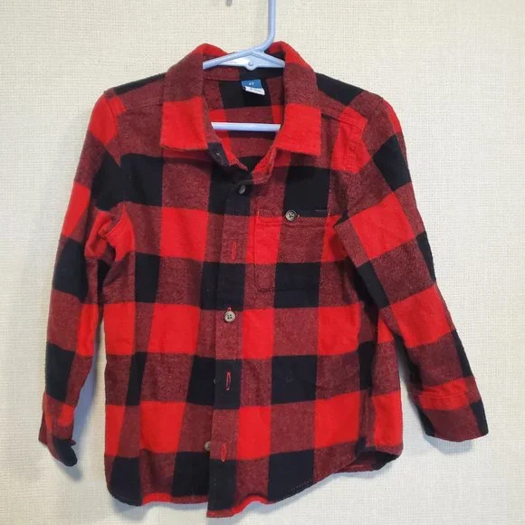 Old Navy Red Buffalo plaid bottom down shirt. Toddler size 4T.‎