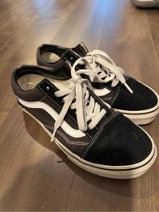 Vans old school shoes Black and White Low-Top Skate Sneakers