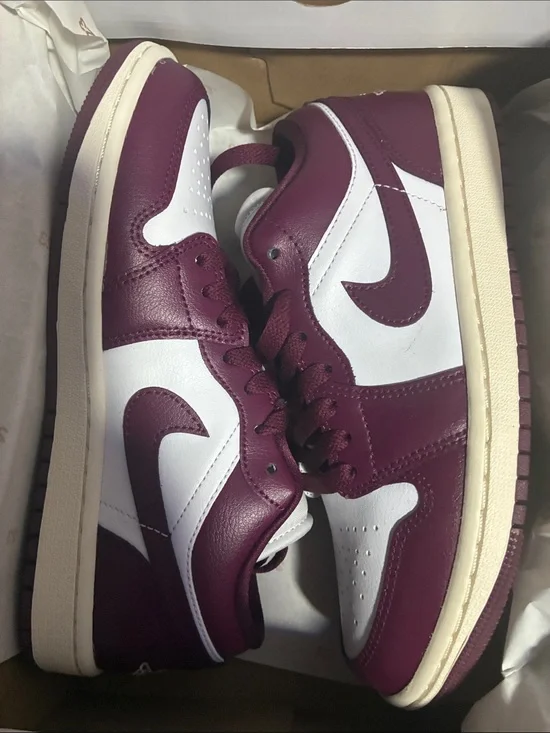 Nike Low Top Sneakers - White & Burgundy