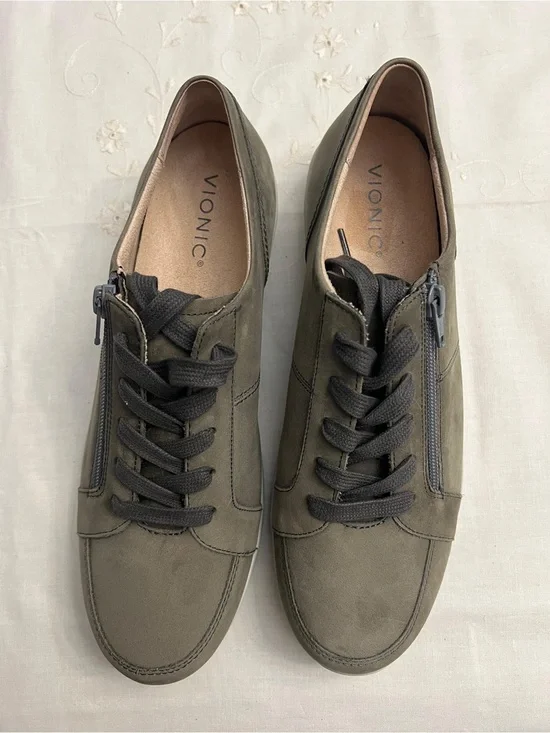 NWOT Vionic Magnolia Abigail Weather Resistant Suede Sneakers – Women’s Size 10