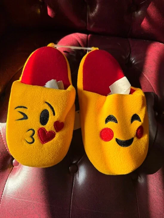 New Emoji Girls Slippers size XL 4/5