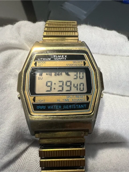 (623)VintageTimex Gold-Tone Digital Quartz Watch with Stretch Bracelet
