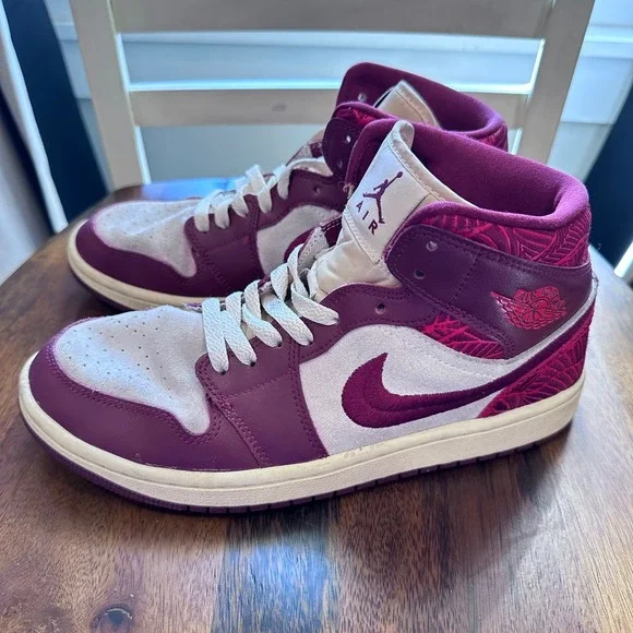 Nike Air Jordan 1 Mid SE Women 9.5 Wild Berry White Embroidered‎ Tiki Leaf