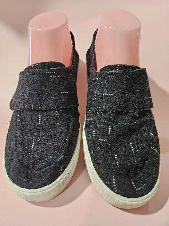 Toms Black and White Slip-On Sneakers. Size 8 Bin 12