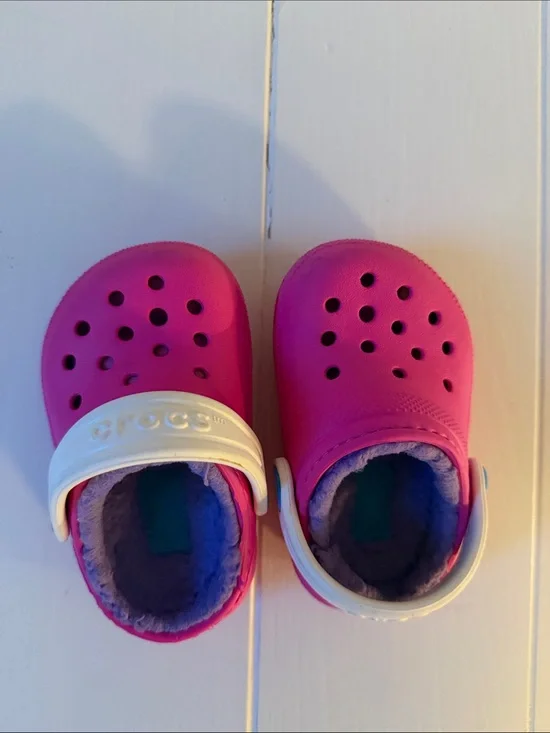 CROCS Kids Fuzzy Lined Clogs in Bright Pink with White Strap