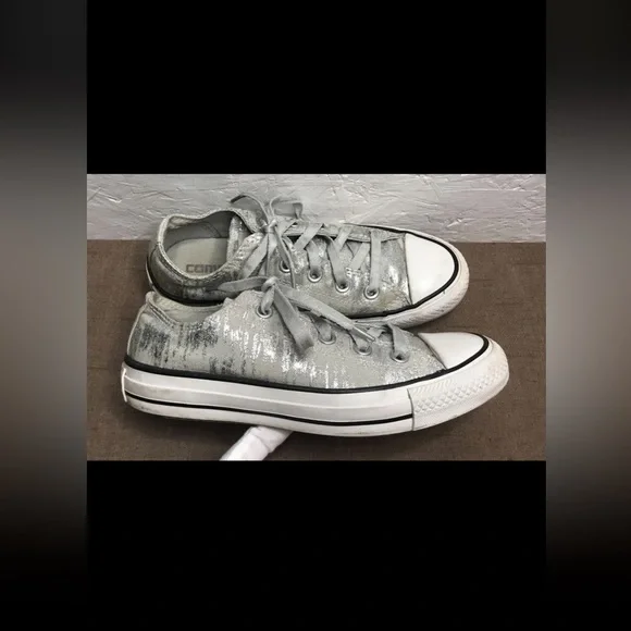 Converse Women's Sneakers Silver Metallic Canvas Low Top Size 6 Chuck Taylor