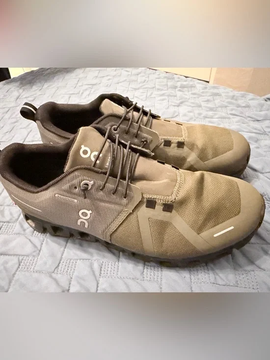 On Cloud Waterproof Sneakers Womens Size 9, like new