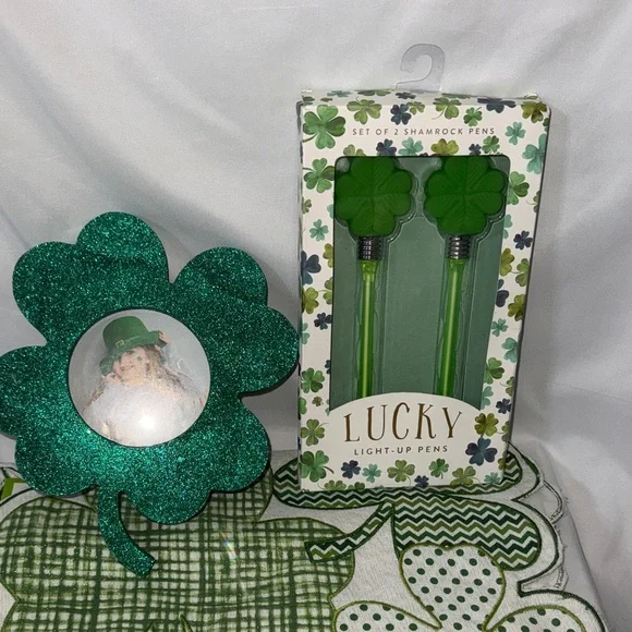 St Patrick’s Day Bundle Sparkly 4X6 wooden frame & 2 Pk Light up pens