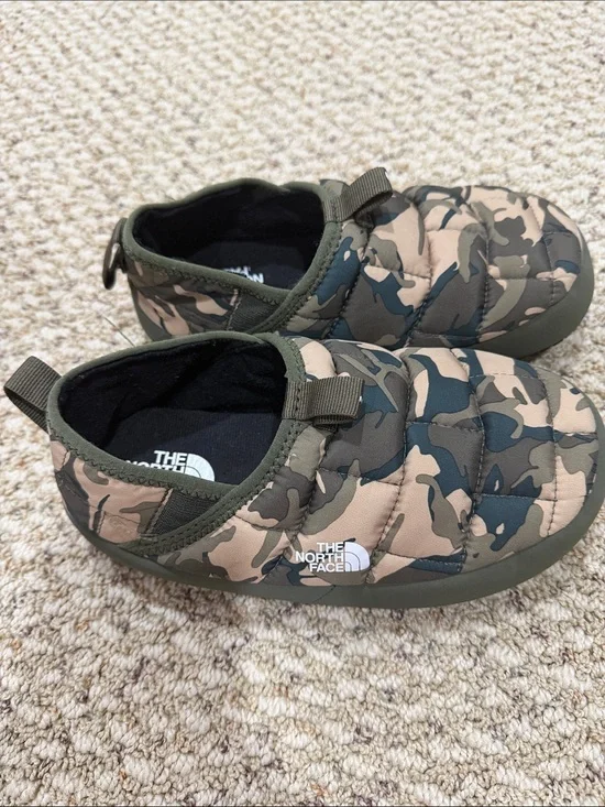 The North Face Kids Camo Quilted Slip-On Slippers - Olive/Tan/Black