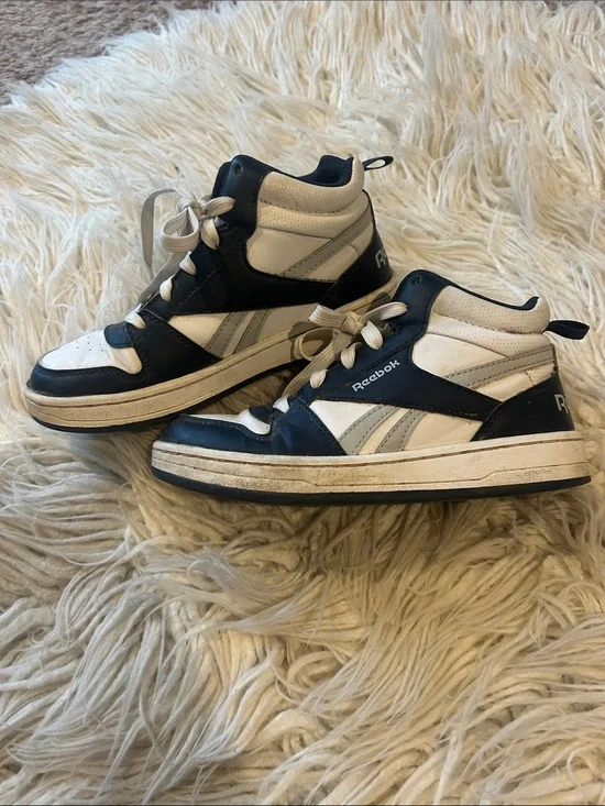 Reebok boys size 2 Kids Navy gray and White High-Top Sneakers retro style