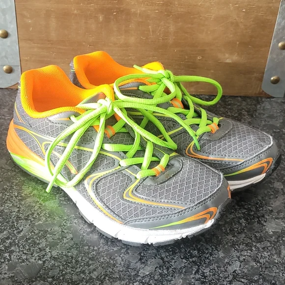 L.A. Gear Girls Athletic Sneakers with Neon Colored Accents - Size 4.5
