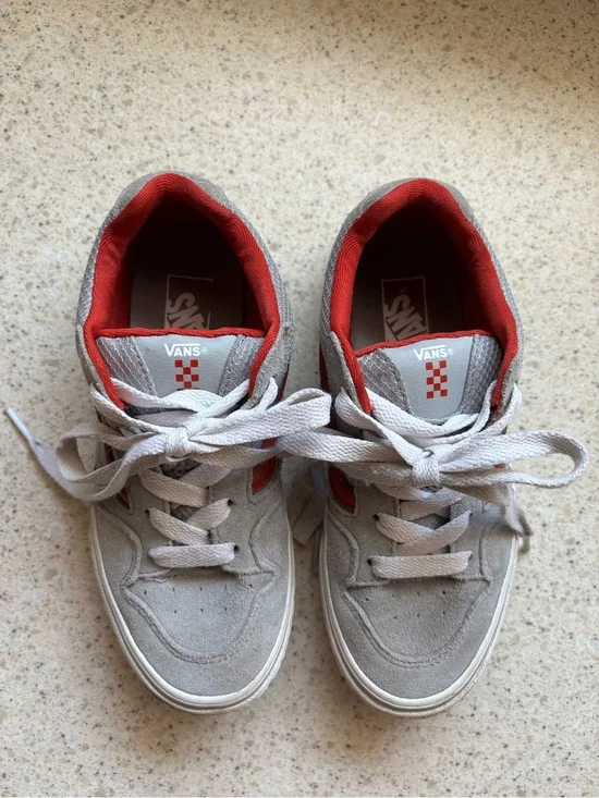 Vans - Kids Gray White and Red Low-Top Skate Sneakers Shoes for Boys in size 2