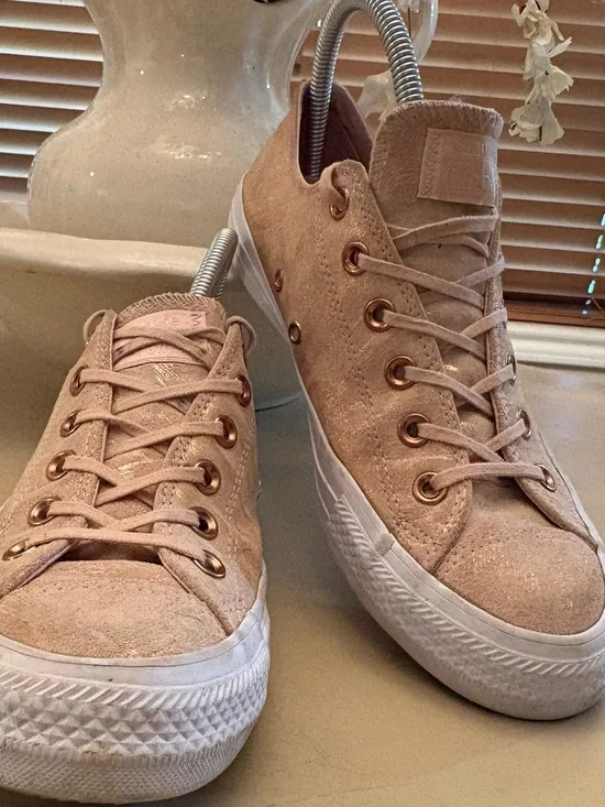 Women's pink Platform Sneakers in Blush.  Converse.  Great pair of shoes!!