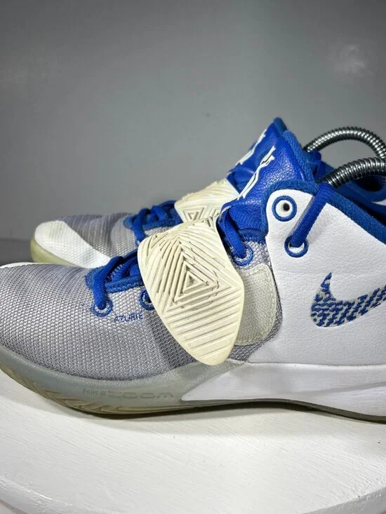 Nike Kyrie Flytrap III Boys Basketball Shoes Size 7.5 White Royal Blue Sneakers