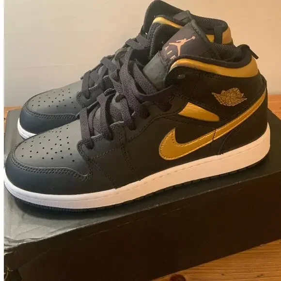 Nike‎ Air Jordan 1 Mid sneakers NIB youth size 6.5