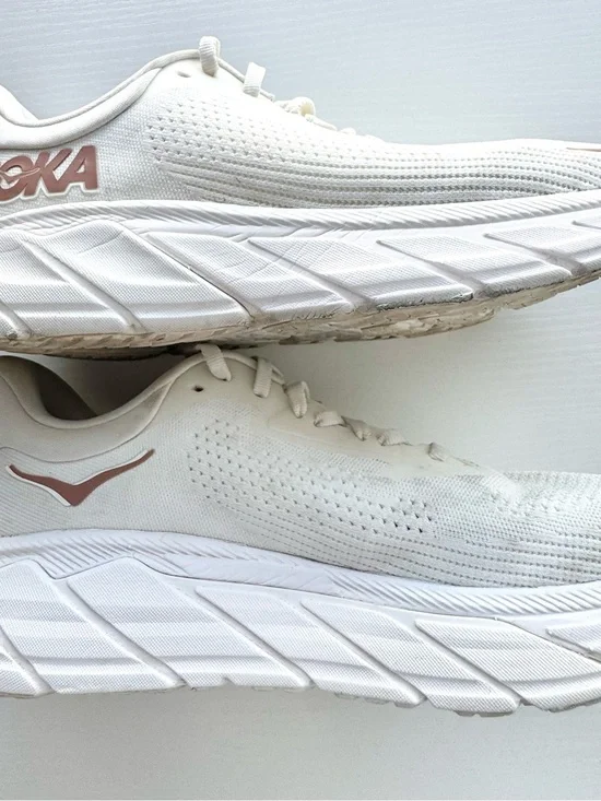 Hoka Arahi 7 Running Shoes, White + Rose Gold