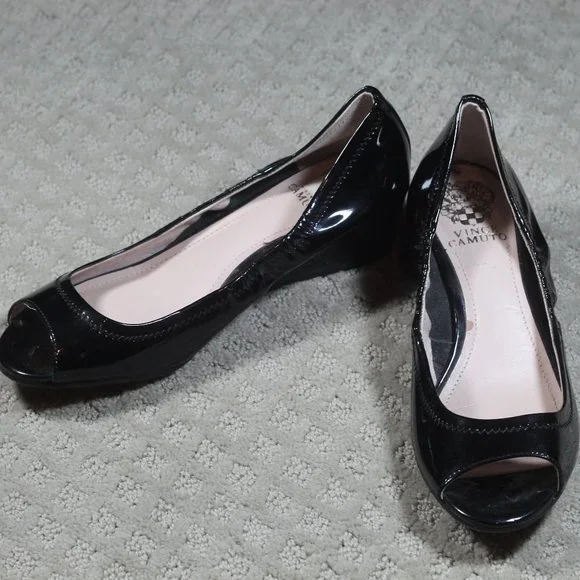 NWOT Vince Camuto Size 8.5M Black Patent Leather Ryssa Peep Toe Wedge 1.5