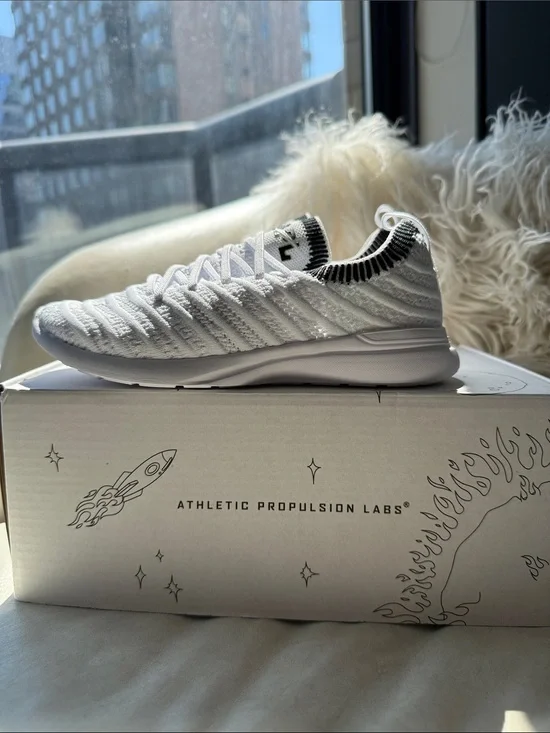 NIB, Ret $119, APL TechLoom White Wave Youth Sneakers (Size 1/ EUR 32) / Unisex