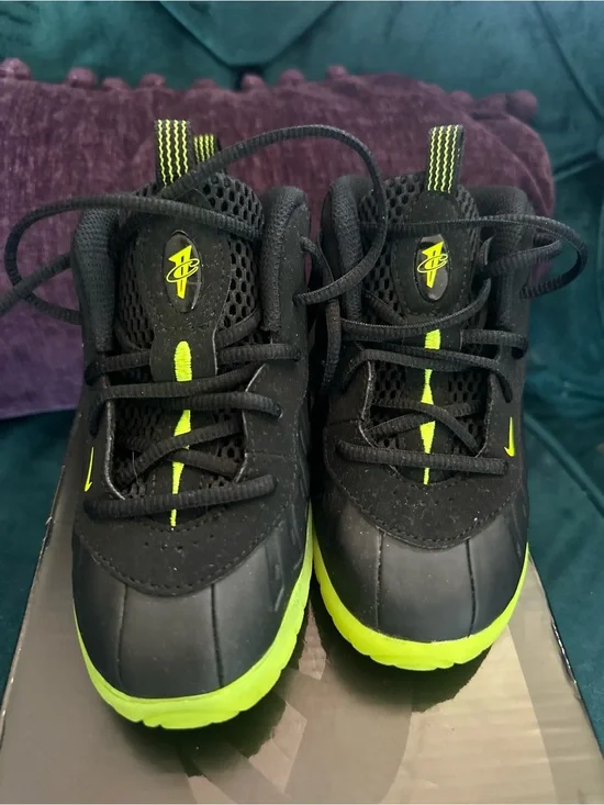 Foamposits lil’ posits Kids Black and Neon Green Athletic Shoes