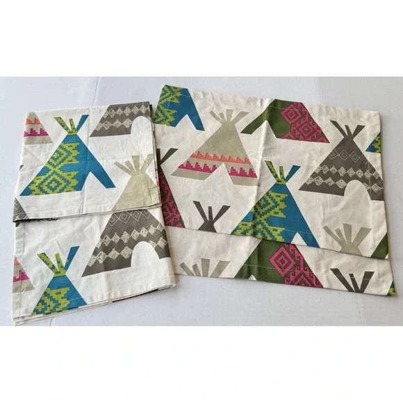 Set Of 2 Matching Crate And Barrel Placemats & Napkins 21x21 Teepee Holiday