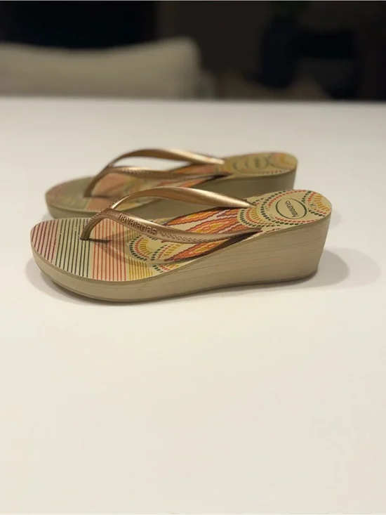 Havaianas Wedge Flip Flops - Metallic Gold EU40