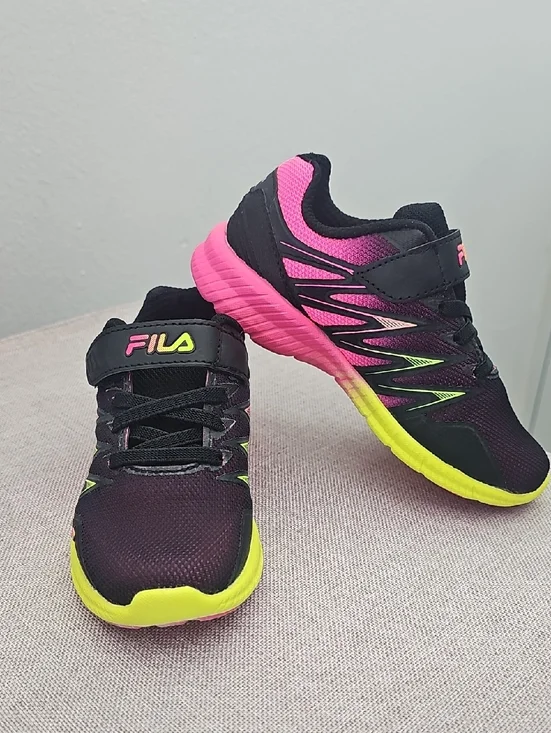 Fila Fanton 8 Strap Girls Shoes. Size 11.   (616)