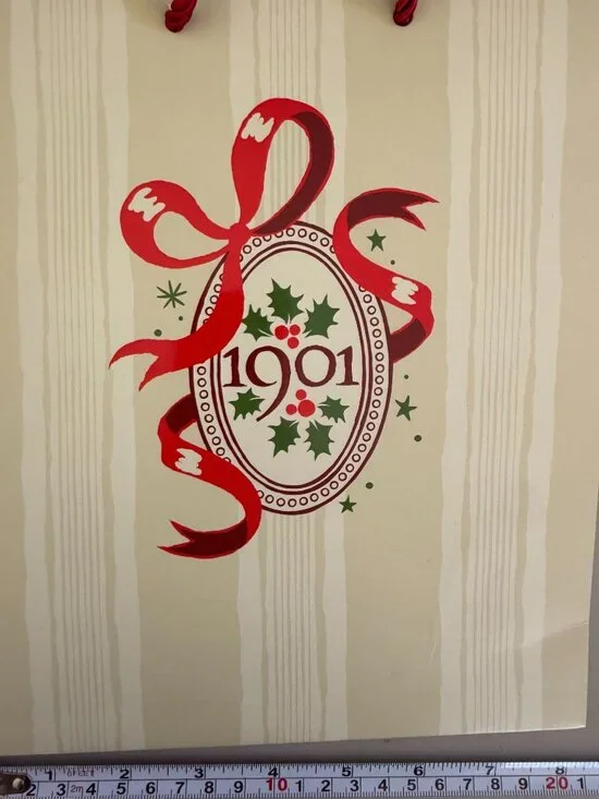DISNEYLAND CALIFORNIA ADVENTURE 1901 CLUB GIFT HOLIDAY BAG/TISSUE PAPER