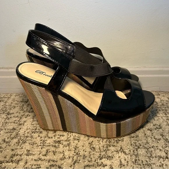 NWOB Breckelles Black Strappy Peep Toe Wedges Size 10
