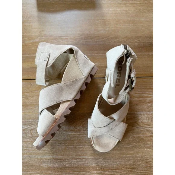Sorel Joanie II Wedge Sandals Womens 8 Beige Suede Cross Strap Back Zip