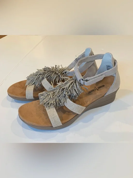 NEW Minnetonka Women's Size 11 Taupe Stone Desi Fringe Wedge Sandals